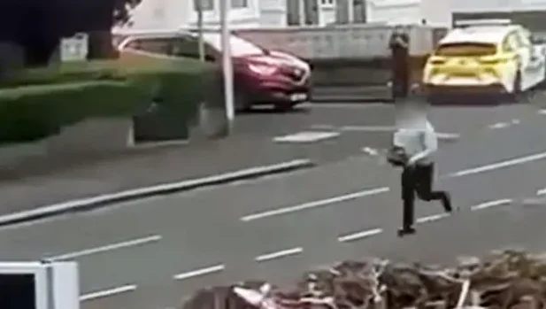 Dënohet shqiptari 32-vjeçar në Skoci,  ndoqi policin me sharrë elektrike (Emri)