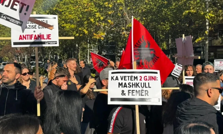 “Deputetë, mos votoni kundër fëmijëve”/ Protestë kundër projektligjit për barazinë gjinore para Kuvendit
