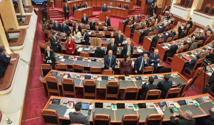 Deputetët e PD-së i kthyen kurrizin, ironia e Ramës: Më mirë shpina sesa fytyra juaj