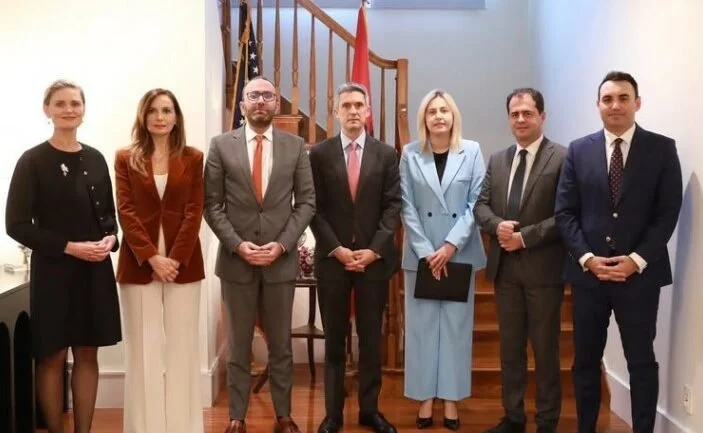 Deputetët e PD takim me zyrtarin e DASH, Bardhi: Qeveria e lidhur me krimin nuk mund të udhëheqë vendin