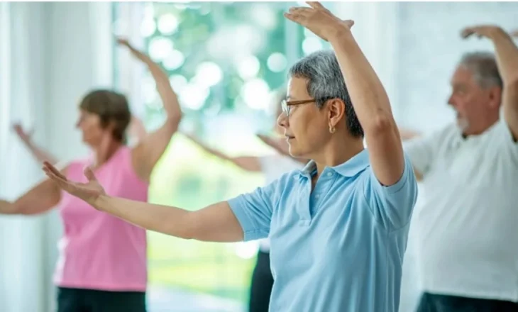 Dëshironi një gjumë të mirë natën? Studimi i ri tregon se Tai chi është po aq efektiv sa terapia me të folur