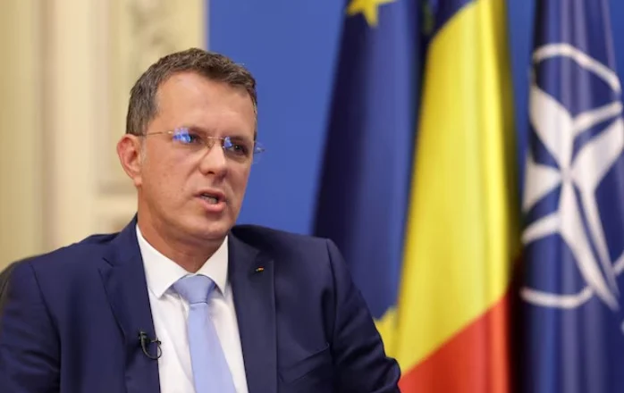 Dha informacion të rremë në CV/ Jep dorëheqjen ministri i Mbrojtjes në..