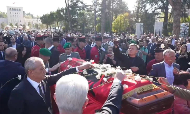 “Dhe tani, fundi është afër…”, Fatos Nanos i jepet lamtumira e fundit me tingujt e këngës legjendare të Frank Sinatra