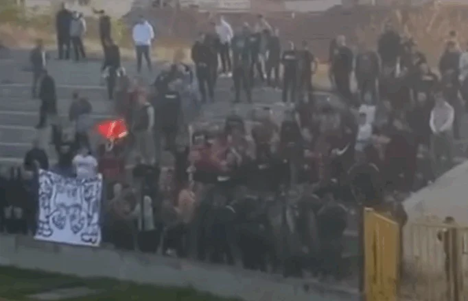 “Dhoma gazi për shqiptarët”/ Skandal në Maqedoninë e Veriut, “Majmunët” thirrje raciste në stadium