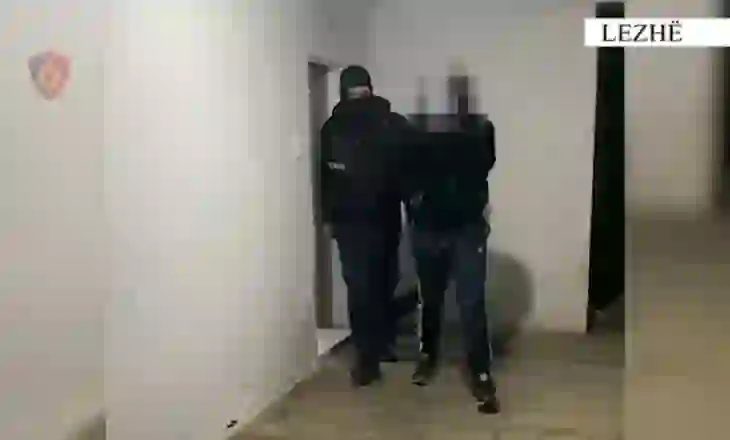 Dhunoi babanë dhe u arratis nga banesa, i riu kapet në Lezhë