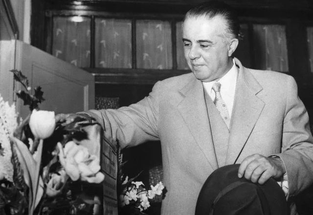 Dhurata e Enver Hoxhës për nënën gjirokastrite, dy ditë më pas ia ekzekutoi djalin…