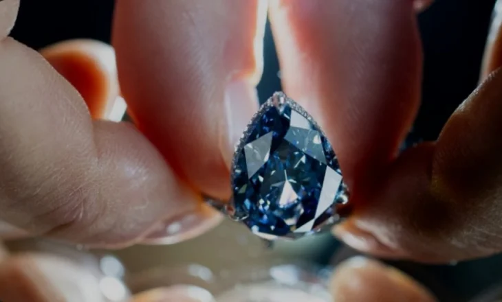 Diamanti i rrallë ‘Mellon Blue’ pritet të shitet deri në 30 milionë dollarë në ankand