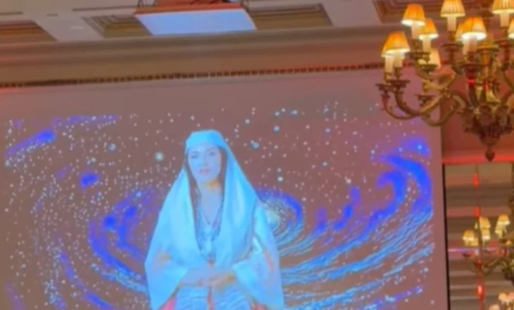 ‘Diella’ feston në Festën Kombëtare të Shqipërisë në Athinë, do të takohet me ministra e zyrtarë të lartë