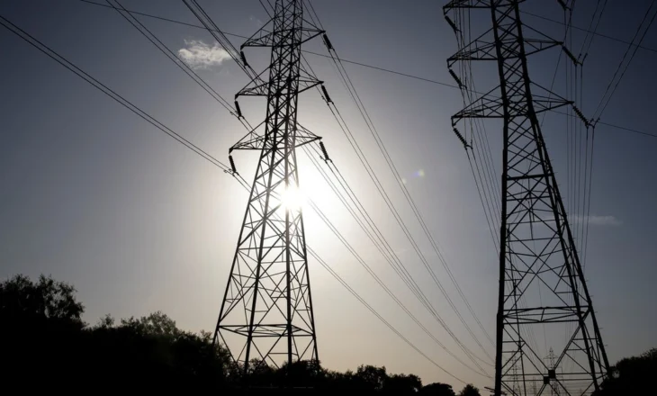 Digjen fiderat e Nënstacionit në Farkë, mbeten pa drita disa zona të Tiranës