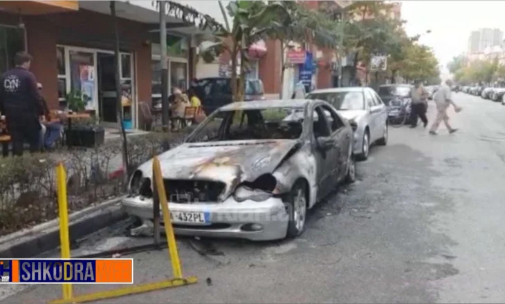 Digjet makina e 35- vjeçares në Shkodër, shkak një shkëndijë elektrike, e pëson edhe një e parkuar pranë saj