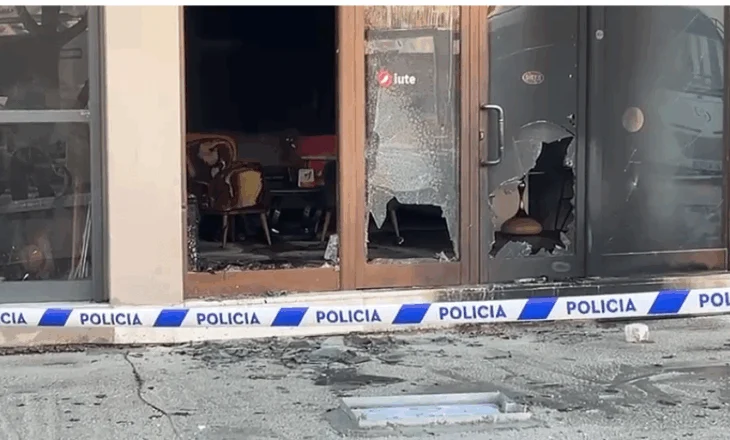 Digjet mobileria në Vlorë, autori i maskuar i vë flakën biznesit dhe arratiset