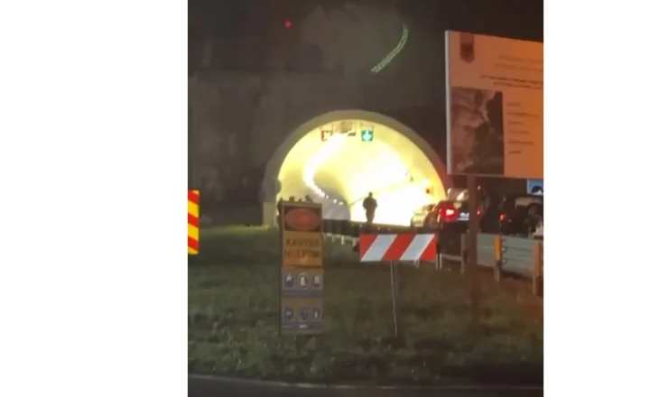 Digjet një automjet në tunelin e Skarficës, policia dhe zjarrfikësja në vendngjarje