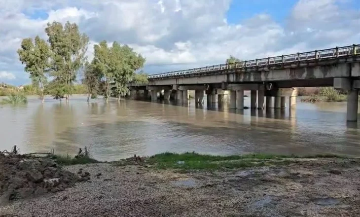 DITA 3! Moti i keq në vend-Lumi Vjosa dhe Seman dalin nga shtrati, akset rrugore ende të bllokuara