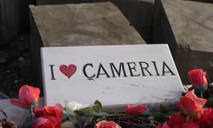 Dita e Çlirimit në varrezat çame/ Në Kllogjer, qytetarë e përfaqësuesit të Çamërisë përkujtojnë të rënët