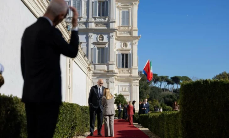 “Ditë historike”, Rama shpërndan fotoalbumin nga mbledhja ndërqeveritare Shqipëri-Itali