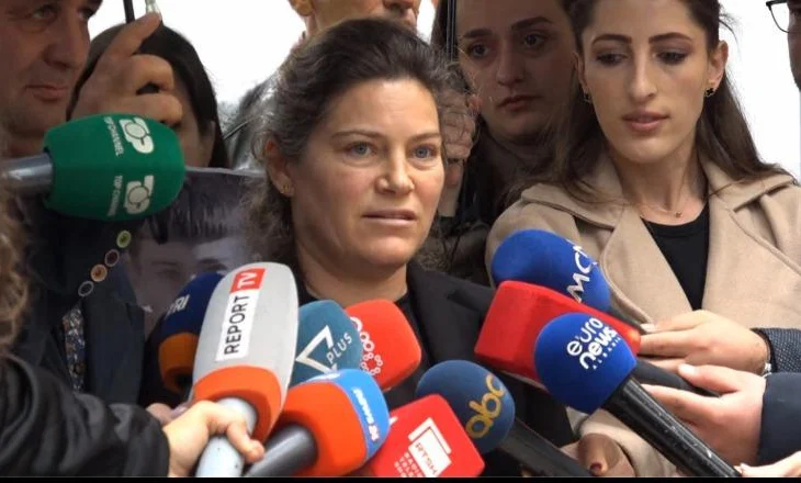 “Do ngre zërin për dënimin…”/ Një vit nga vrasja e Martin Canit, e ëma në lot: Nuk e meritonte të ikte në këtë mënyrë