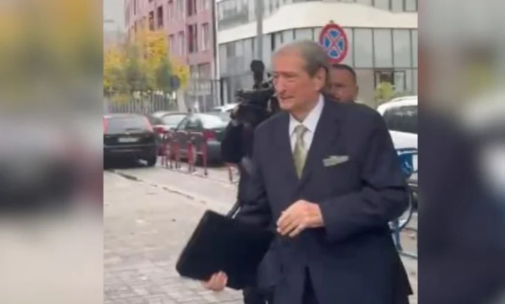 Do pyetet për 21 janarin/ Me dosje në dorë, Sali Berisha mbërrin në SPAK