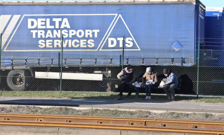 Do shkonin për Angli, 5 shqiptarë u zbuluan në pjesën e pasme të një kamioni