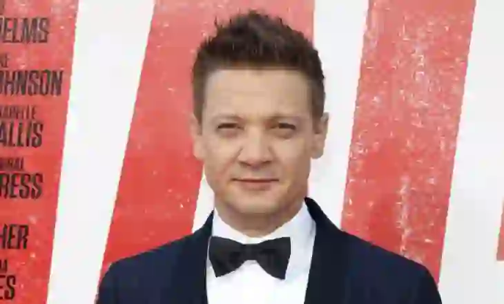 “Do të thërras Imigracionin”/ Regjisorja kineze pretendon se Jeremy Renner e shantazhoi