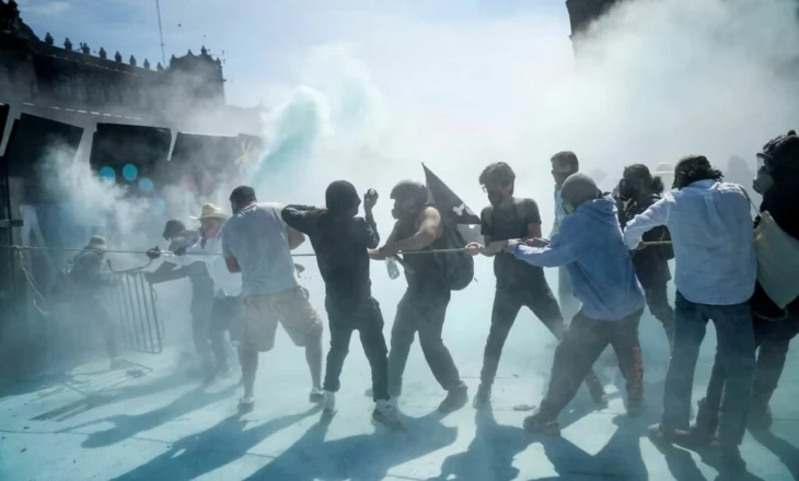 Donin të shisnin pushkën e sekuestruar gjatë bastisjes që mori 122 jetë, arrestohen pesë policët