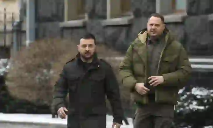 Dorëheqja e shefit të kabinetit të Zelensky-t/ Ekspertët: Dobësohen pozitat negociuese të Ukrainës