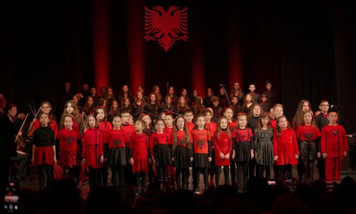 “Dua më shumë Shqipërinë”, në Elbasan pavarësia festohet me koncerte dhe këngë patriotike