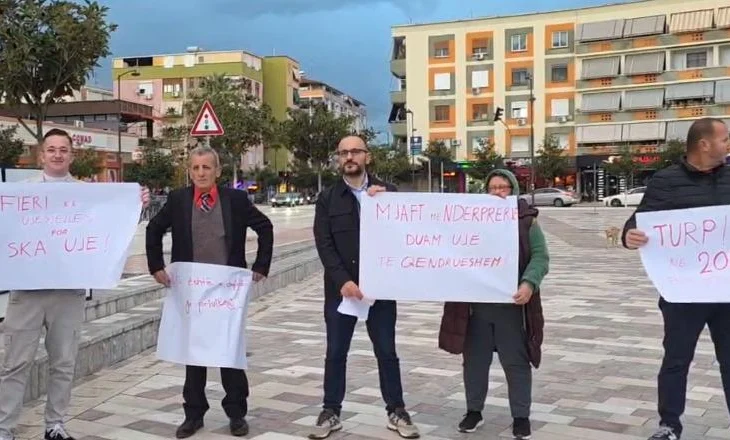 “Duhet zgjidhje”/ Mungesa e ujit të pijshëm, qytetarët ngrihen në protestë: Ndërprerja bëhet pa paralajmërim