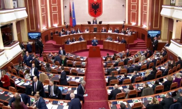 “Duke i kthyer shpinën Ramës, po i ktheni b***ën”/ Nard Ndoka tallet me deputetët e PD-së