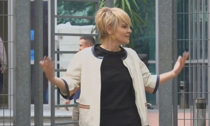 ‘Duket sikur ka përqafuar stilin e Justin Bieber’/ Kryemadhi me ‘look’ të ri, batuta me gazetarët