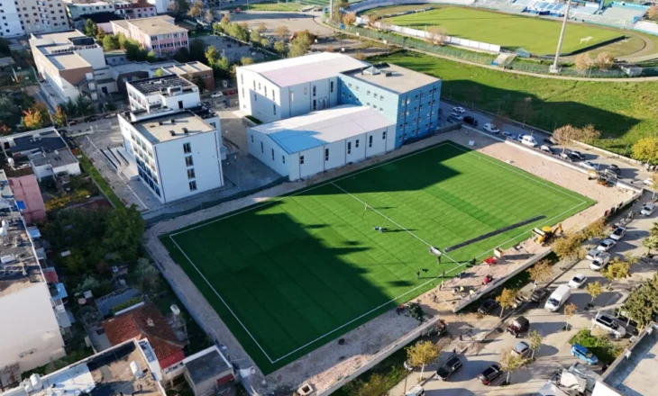 Durrësi pasurohet me një tjetër fushë, FSHF bëhet gati për prerjen e shiritit! (VIDEO)