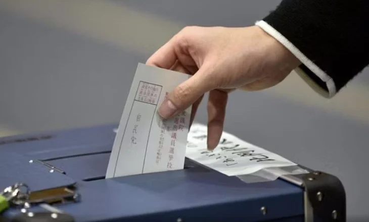 Dy kandidatët marrin vota të barabarta, shorti vendos kush do drejtojë bashkinë