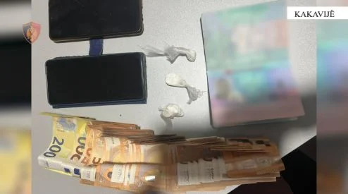 Dy persona në pranga/ Tentuan të hynin në Shqipëri me lëndë narkotike dhe…