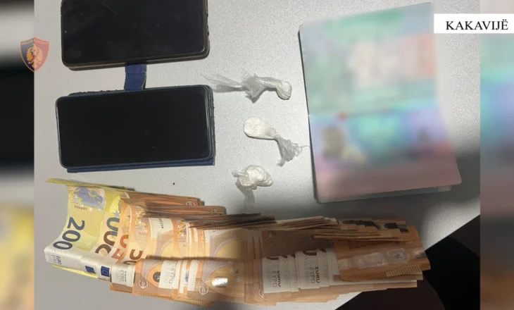 Dy të ndaluar/ Kapet drogë, fishekë dhe 3700 euro në Kakavijë