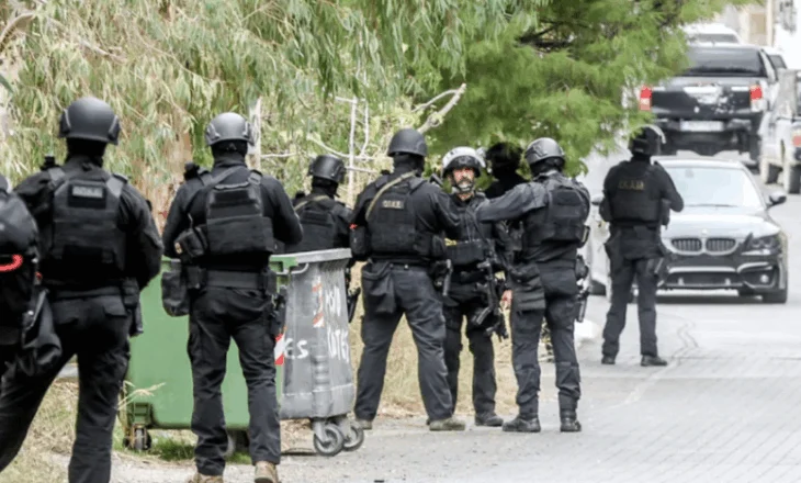 Dy të vrarë dhe dhjetë të plagosur pas një konflikti me armë në Greqi, dëshmitari: Plumbat më “fluturonin” mbi kokë