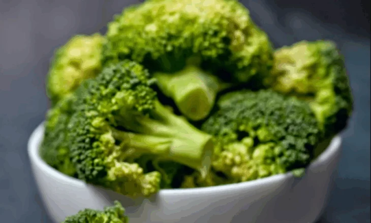 E dinit që po hidhni pjesën më të mirë të brokolit? Zbuloni mënyra të shijshme për ta konsumuar!