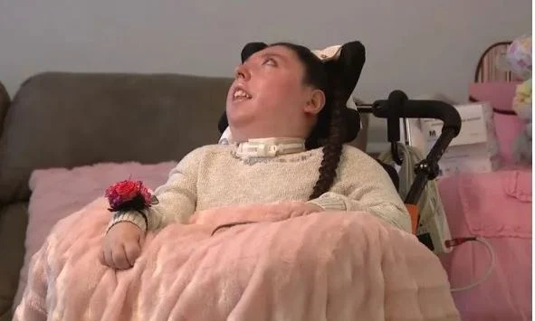 E jashtëzakonshme! Mjekët i dhanë 4 vjet jetë, vajza e lindur pa tru mbush 20 vjeç