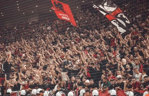 E konfirmon federata polake, tifozët kuqezi me numër të limituar biletash për Kombëtaren