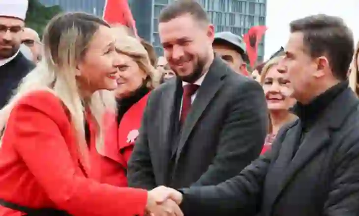 E kritikoi nënkryetaren e Bashkisë për koshat e plehrave, Braçe nxjerr foton me Anuela Ristanin: Ishte gëzim i madh…