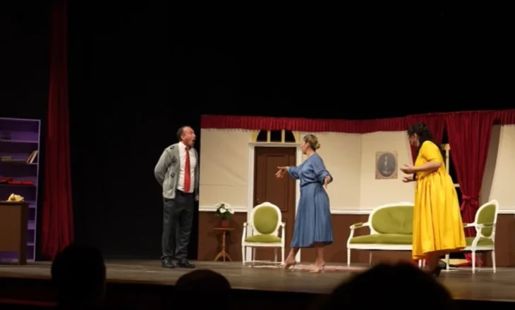 “E martuar me një të panjohur”/ Komedia italiane është vënë në skenën e teatrit “Zihni Sako” në qytetin e Gjirokastrës