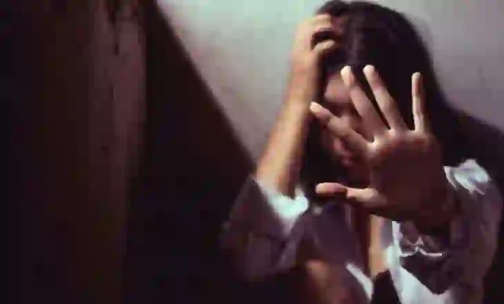 E mitura shqiptare mbeti shtatzënë dhe dhunohet brutalisht nga e ëma duke abortuar foshnjën, arrestohet 35 vjeçarja