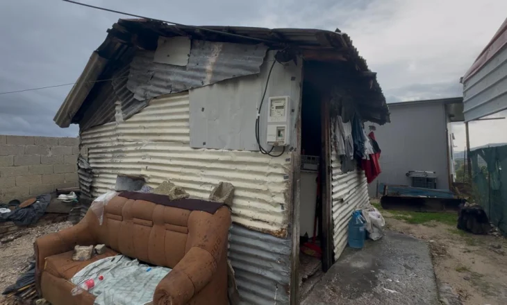 E moshuara dhe djali i sëmurë në Delvinë jetojnë në një kasolle, OSHEE u ka prerë dritat – VIDEO