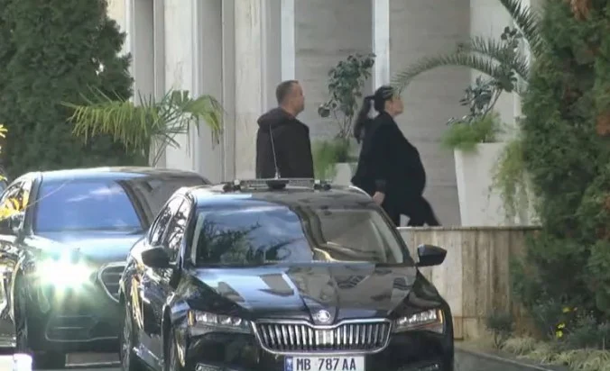 E ‘ngujuar’ prej dy orësh në Kryeministri/ Çfarë po ndodh në takimin ‘kokë më kokë’ mes Ramës dhe Ballukut…