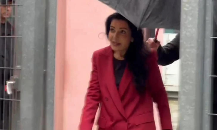 E pandehur për korrupsion/ Balluku 40 minuta në GJKKO. Kyç gojën dhe mbrojtjen ia lë të motrës. Seanca shtyhet 2 orë