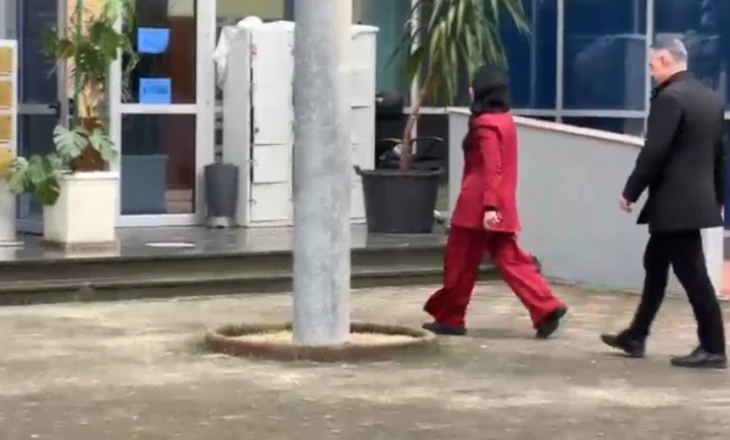 E pezulluar nga detyra/ Balluku mbërrin në GJKKO, do mbrohet nga motra e saj, Pamela Qirko