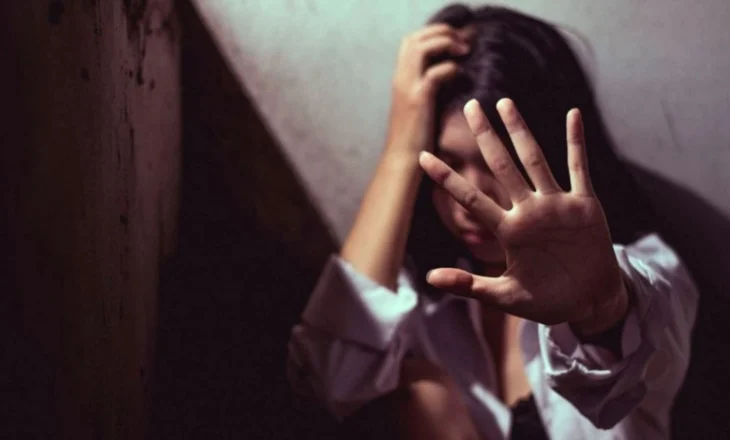 E rëndë/ 14-vjeçarja shqiptare shtatzënë dhunohet brutalisht nga nëna e saj,  paraqitet në polici me fetuesin në qese