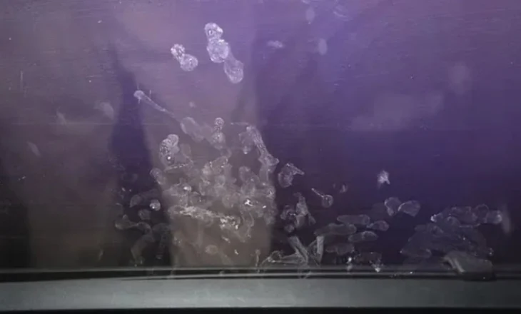 E rëndë/ 2-vjeçarja humb jetën pasi makina shpërthen në flakë, babai e harroi në mjet teksa shikonte video për të rritur