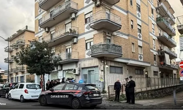 E rëndë, 25-vjeçari vret motrën dhe merr në kamer nënën për t’i treguar trupin e pajetë