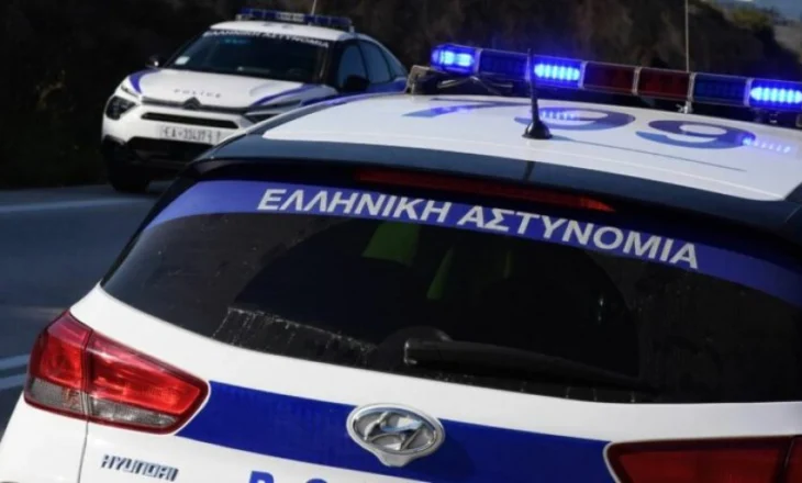 E rëndë! 75-vjeçari godet me thikë në qafë vajzën e tij