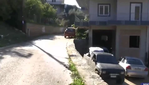 E rëndë/ Me fëmijë në krah, 25-vjeçari rrëzohet nga ballkoni, humb jetën i mituri