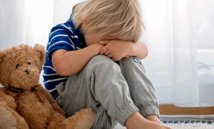 E rëndë në Greqi/ Daja ngacmoi seksualisht nipërit 2 dhe 4 vjeç, bashkëpunoi me shqiptarin, në telefon iu gjet…